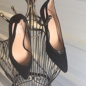 Classic black pumps in calf suede, with details